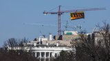 Protest aktivistů proti Trumpovi: „Vzdoruj,“ vyvěsili na jeřáb u Bílého domu