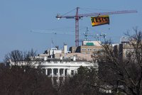 Protest aktivistů proti Trumpovi: „Vzdoruj,“ vyvěsili na jeřáb u Bílého domu