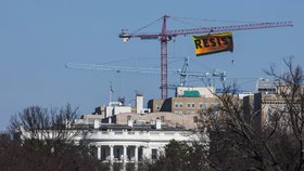 Protest aktivistů proti Trumpovi: „Vzdoruj“ vyvěsili na jeřáb u Bílého domu