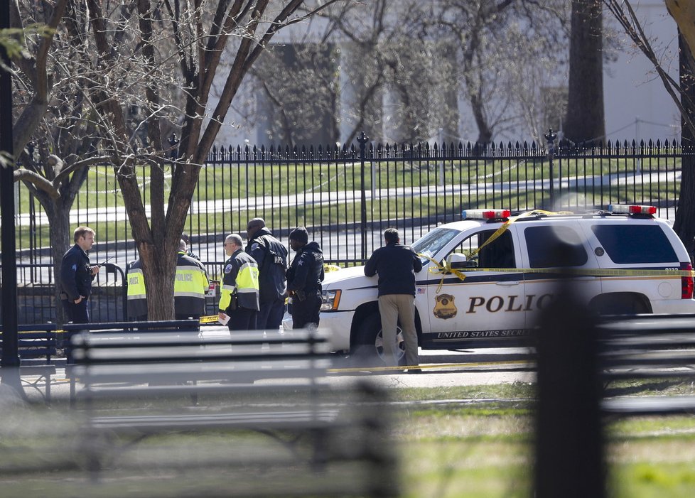 U Bílého domu vypálil muž několik ran, poté se zastřelil 
