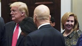 Bezpečnostní poradkyně Mira Ricardelová přijde o práci v Bílém domě. Vystoupila proti ní první dáma Melania Trumpová. Ženy se neshodly kvůli cestě do Afriky.