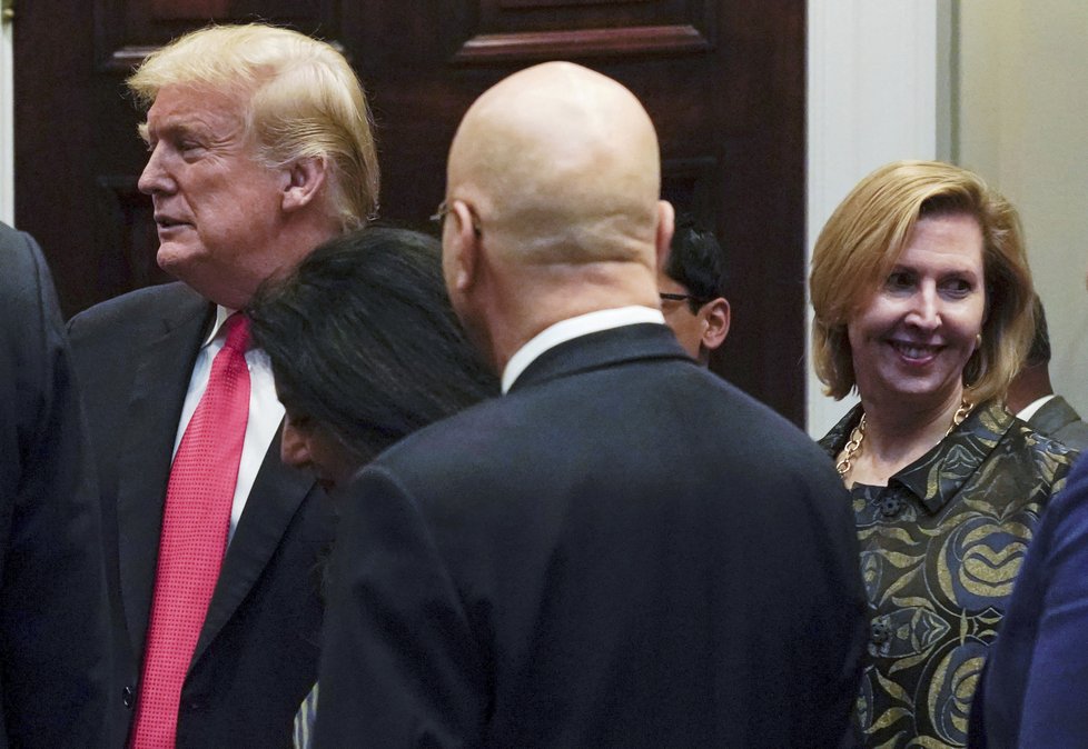 Bezpečnostní poradkyně Mira Ricardelová přijde o práci v Bílém domě. vystoupila proti ní první dáma Melania Trumpová. Ženy se neshodly kvůli cestě do Afriky.