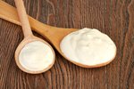 Bílý jogurt je plný laktobacilů, které dokážou vyhnat nepřátelské bakterie ze střeva a udržovat ho ve zdraví.