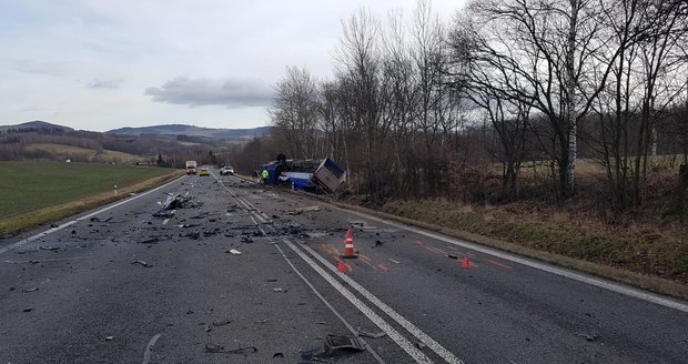 Tragická nehoda uzavřela silnici 13 z Liberce na Děčín.