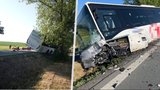 Na Rychnovsku se srazilo auto s autobusem: Tři lidé se zranili, zasahoval vrtulník