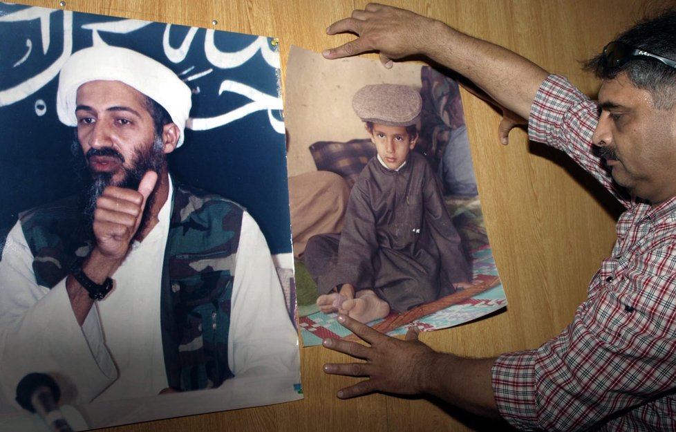 Bin Ládin se synem Ibrahimem. Fotky ukázal novinář Mazhar Ali Khan