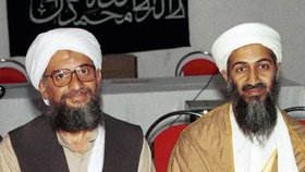 Dva nejvyšší činitelé teroristické sítě Al-Káida Usáma bin Ládin (vpravo) a Ajmán Zavahrí na archivním snímku z roku 1998 v afghánském městě Chóst. Zavahrí převezme velení nad organizací.