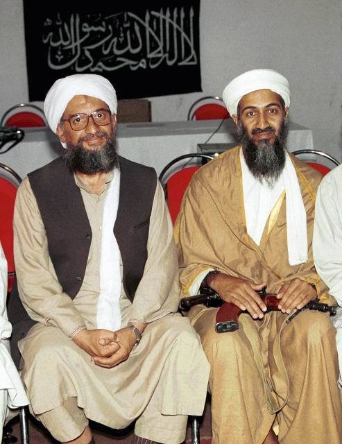 Dva nejvyšší činitelé teroristické sítě Al-Káida Usáma bin Ládin (vpravo) a Ajmán Zavahrí na archivním snímku z roku 1998 v afghánském městě Chóst. Mluvčí někdejšího afghánského vládního hnutí Taliban Abdul Samad prohlásil 19. března, že oba činitelé jsou v bezpečí v Afghánistánu, a odmítl spekulace, že se Zavahrí nachází ve skupině asi 300 až 400 údajných bojovníků Al-Káidy a jejich pomahačů z řad příslušníků místních kmenů, kteří jsou obklíčeni jednotkami pákistánské armády na pákistánsko-afghánské hranici.
