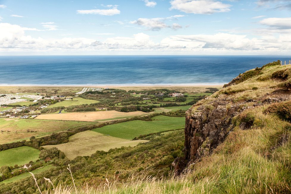 Pohled ze severoirské hory Binevenagh