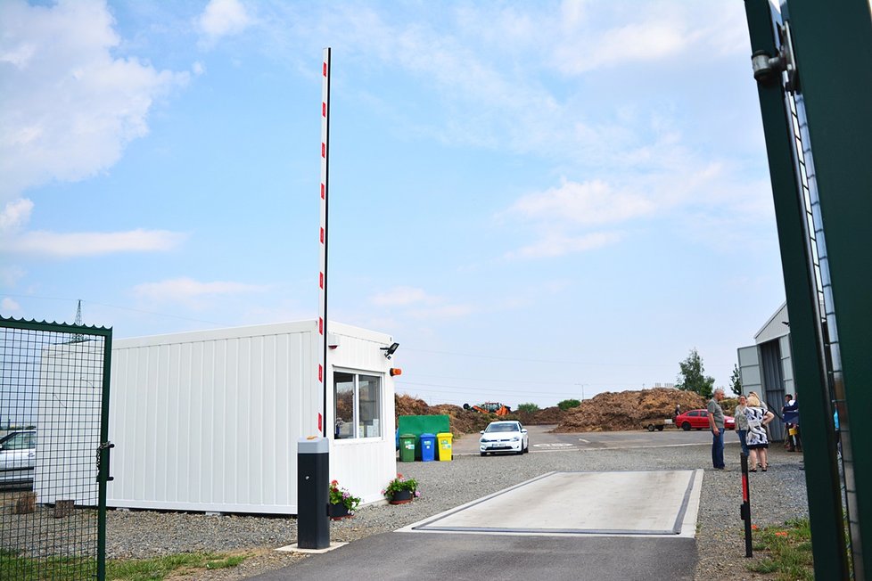 Hned u vstupu vám auto i s přívěsem zváží a zkontrolují obsah.