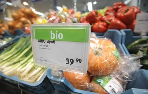 Češi propadli biopotravinám. Utrácí za ně miliardy, hlavně v marketech