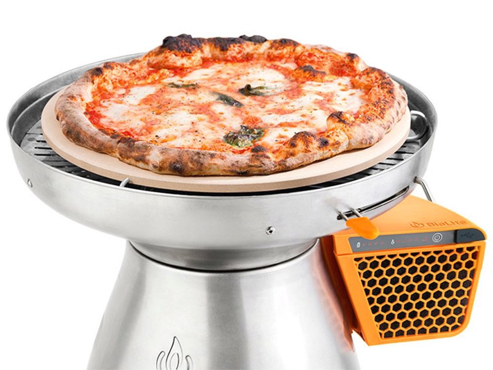 BioLite BaseCamp a miniaturní pec na pizzu PizzaDome