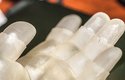 Vědec z Michiganské státní univerzity testuje ruku z 3D tiskárny na čtečce otisků prstů