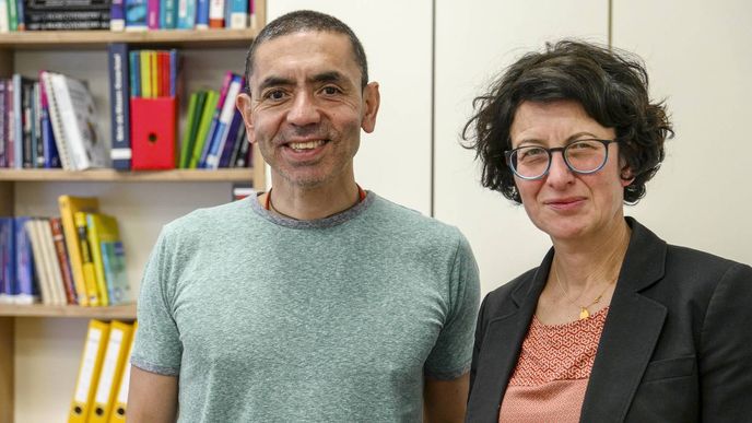 Manželé Ugur Sahin a Özlem Türeci, zakladatelé společnosti BioNTech a tvůrci první německé vakcíny proti nemoci COVID-19, dál pracují na vývoji preparátů proti rakovině.