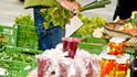 Potraviny budou dál zdražovat a v zimě jich může být v Evropě nedostatek. V regálech obchodů má chybět hlavně ovoce a zelenina.