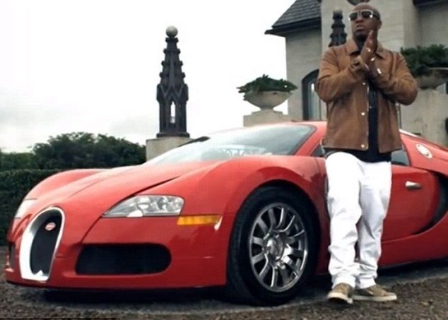 Americký rapper Birdman vlastní několik luxusních aut, tím nejdražším je Bugatti Veyron 16.4 v ceně přibližně 2 mil. dolarů (43,6 mil. Kč).