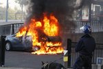 Výtržníci zapalují i auta