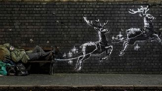 Banksy vytvořil vánoční graffiti, jehož součástí je živý bezdomovec. Před vandaly jej musí chránit plexisklo