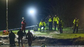U Birminghamu spadly čtyři děti do ledového jezera, byly hospitalizovány.