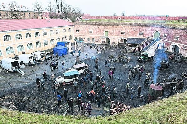 Nádvoří pevnosti Terezín zaplnil štáb téměř beze zbytku dobovými rekvizitami i nejmodernější technikou.