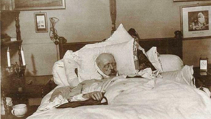 První paparazzi fotka v dějinách odhalila kancléře Bismarcka v negližé a s nočníkem. Místo odměny padl trest