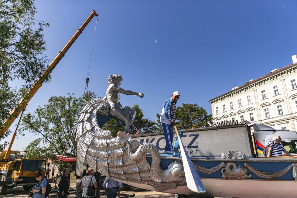 Jeřáby na Vltavu spustily dvě válečné lodě bissone, které vůbec poprvé v historii opustily italské Benátky.