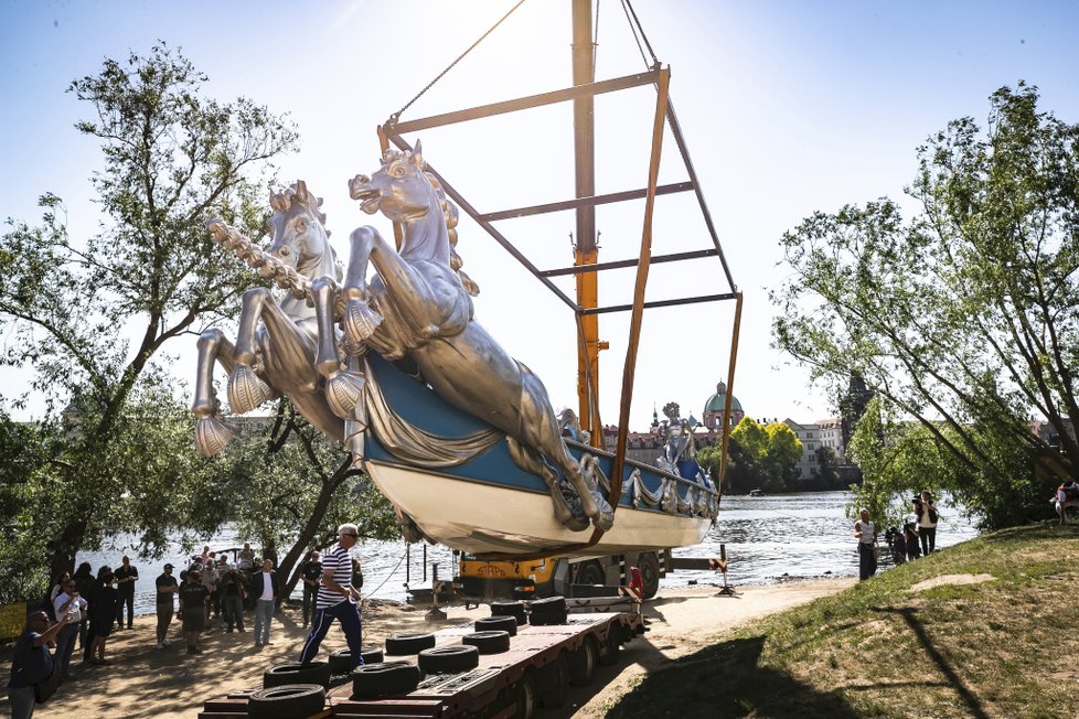 Jeřáby na Vltavu spustily dvě válečné lodě bissone, které vůbec poprvé v historii opustily italské Benátky.