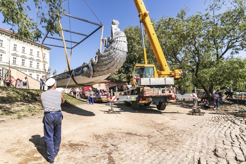 Jeřáby na Vltavu spustily dvě válečné lodě bissone, které vůbec poprvé v historii opustily italské Benátky.