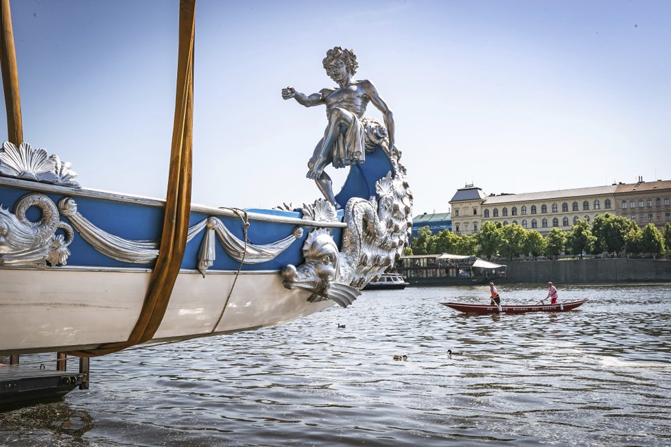 Jeřáby na Vltavu spustily dvě válečné lodě bissone, které vůbec poprvé v historii opustily italské Benátky.