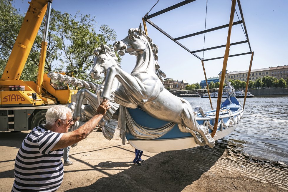 Jeřáby na Vltavu spustily dvě válečné lodě bissone, které vůbec poprvé v historii opustily italské Benátky.