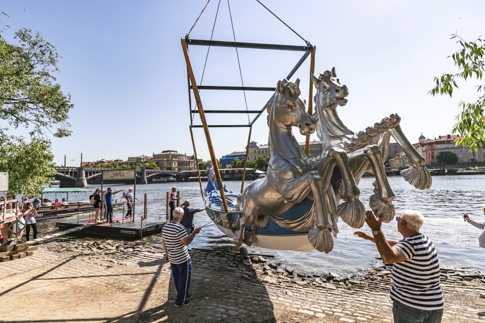 Jeřáby na Vltavu spustily dvě válečné lodě bissone, které vůbec poprvé v historii opustily italské Benátky.