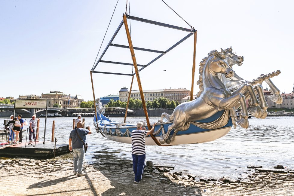 Jeřáby na Vltavu spustily dvě válečné lodě bissone, které vůbec poprvé v historii opustily italské Benátky.