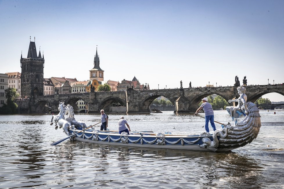 Jeřáby na Vltavu spustily dvě válečné lodě bissone, které vůbec poprvé v historii opustily italské Benátky.