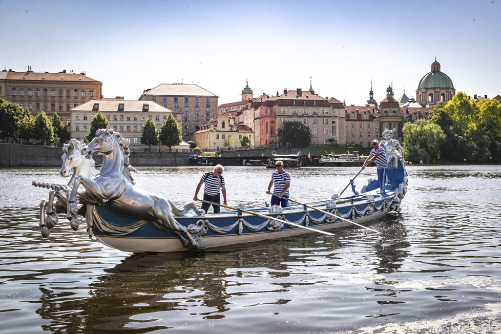 Jeřáby na Vltavu spustily dvě válečné lodě bissone, které vůbec poprvé v historii opustily italské Benátky.