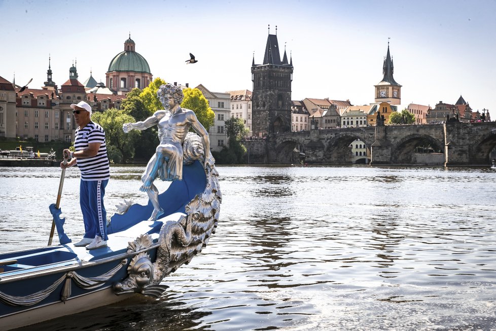 Jeřáby na Vltavu spustily dvě válečné lodě bissone, které vůbec poprvé v historii opustily italské Benátky.