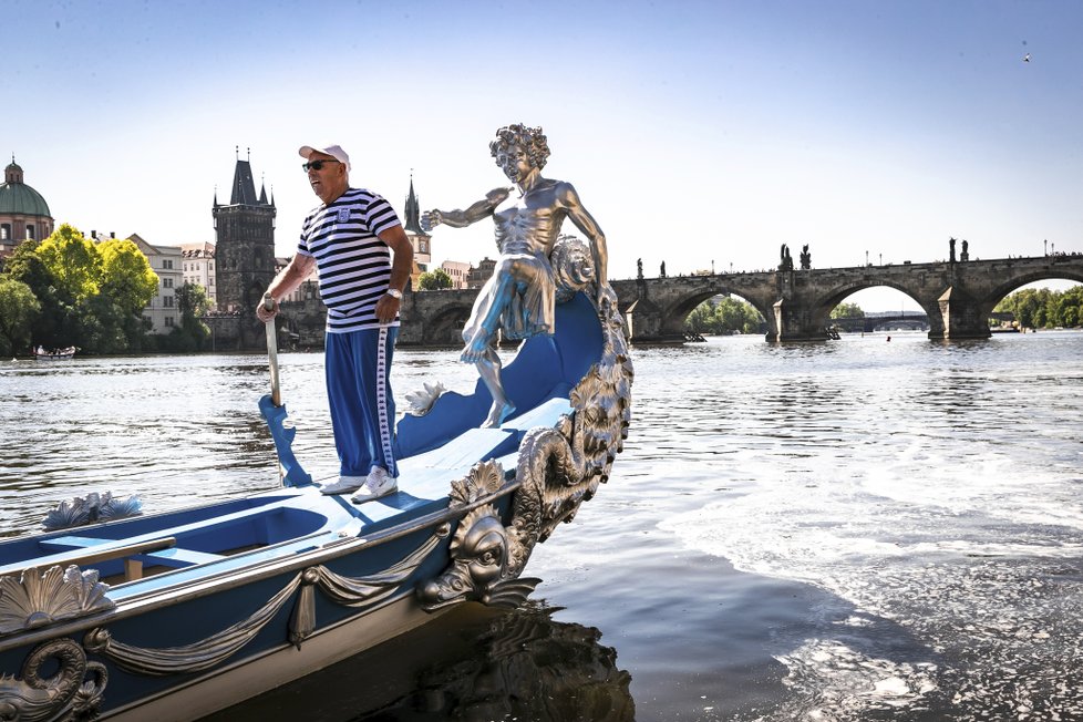 Jeřáby na Vltavu spustily dvě válečné lodě bissone, které vůbec poprvé v historii opustily italské Benátky.