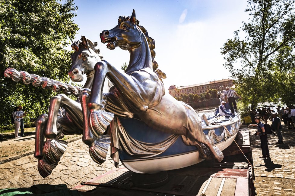 Jeřáby na Vltavu spustily dvě válečné lodě bissone, které vůbec poprvé v historii opustily italské Benátky.