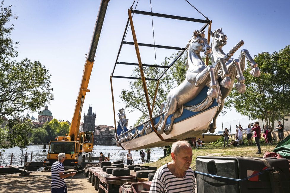 Jeřáby na Vltavu spustily dvě válečné lodě bissone, které vůbec poprvé v historii opustily italské Benátky.