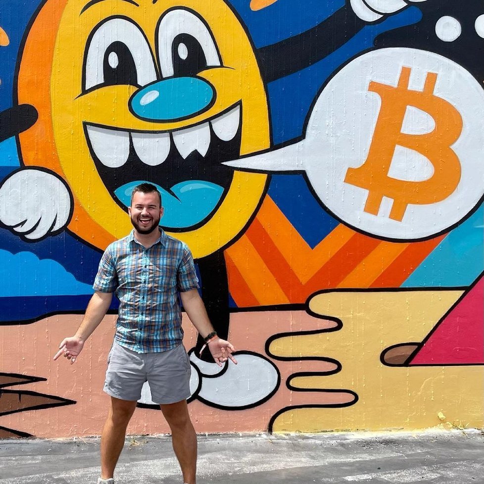 Vykašlal se na školu a u rodičů ve sklepě těžil Bitcoin: Dnes John (24) vydělává miliony měsíčně