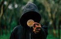 Kryptoměny jako bitcoin jsou digitální peníze, které lidem umožňují provádět online platby přímo mezi sebou