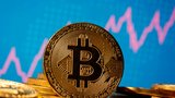Raketový růst bitcoinu: Jeden stojí přes 670 tisíc korun, za rok posílil na čtyřnásobek