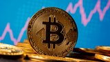Raketový růst bitcoinu: Jeden stojí přes 670 tisíc korun, za rok posílil na čtyřnásobek