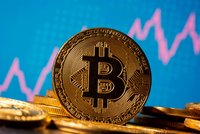 Raketový růst bitcoinu: Jeden stojí přes 670 tisíc korun, za rok posílil na čtyřnásobek