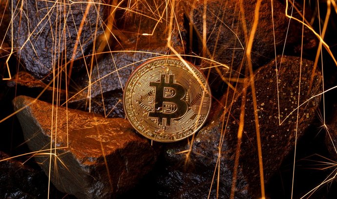 Cena bitcoinu dnes pokračuje v poklesu a spadla až pod 30 tisíc dolarů.