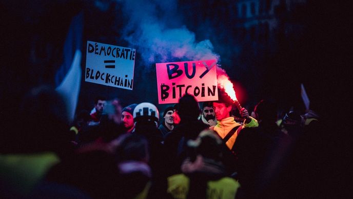 Turbulentní dění kolem Redditu a Robinhoodu přitahuje pozornost i k bitcoinu.