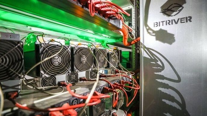 Těžba bitcoinů probíhá prostřednictvím speciálních počítačů známých pod zkratkou ASIC.