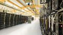 Jak reálně probíhá a vypadá těžba bitcoinu. Obrovské haly jsou plné speciálních počítačů, které vydávají znatelné množství hluku i odpadního tepla.