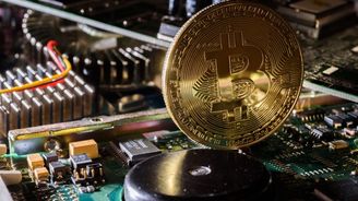 Bitcoin se oklepává z mohutného propadu. O desítky procent už zase roste parodický dogecoin