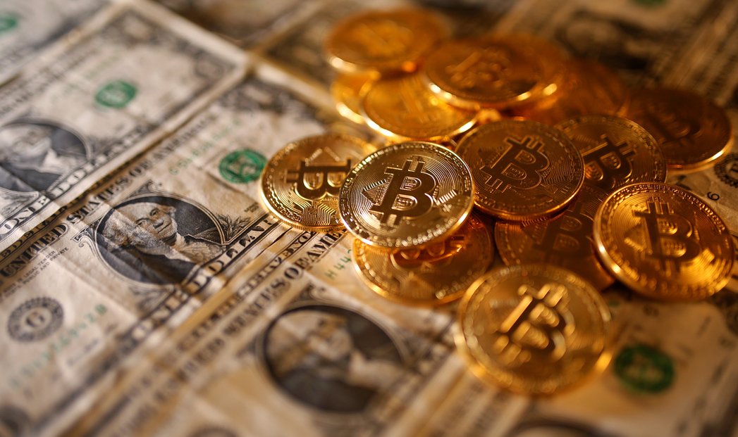 ŘÍJEN: Cena nejznámější kryptoměny bitcoin vystoupila na rekordních 66.000 dolarů. Zdolala tak maximum z dubna.