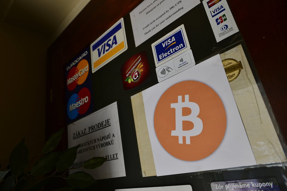 Kromě platebních karet se v restauraci dá platit i bitcoiny, upozorňuje na to nová cedulka.